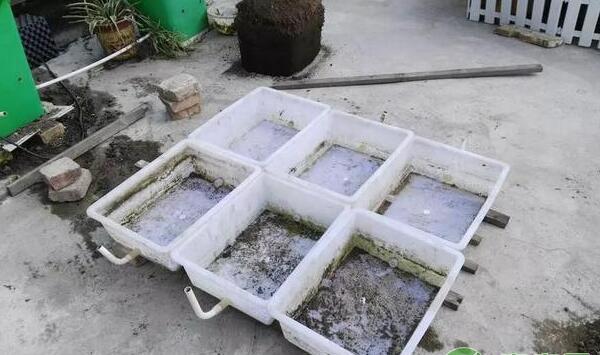 底盘下面用砖木垫平